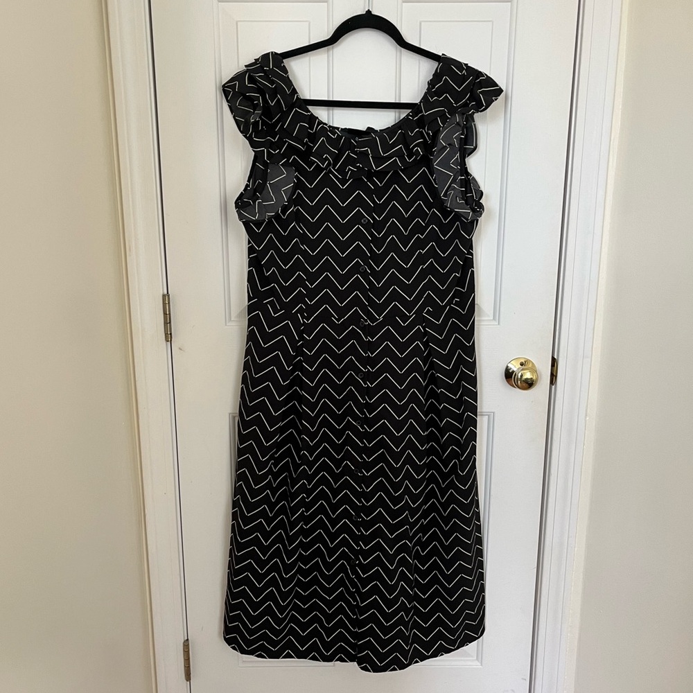 LIKE NEW Ruffled Geometric Midi Dress